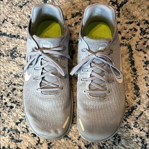 Nike Men's Light Gray Athletic Shoes